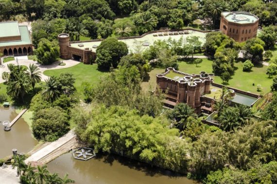 Museu na cidade do Recife com Castelo e exposição de artes no Instituto Ricardo Brennand